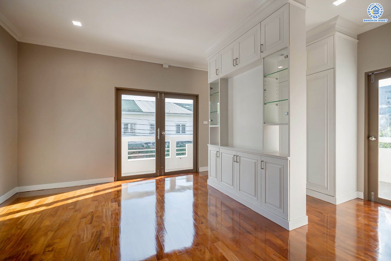 บ้านมือสองตกแต่งใหม่ ดีไซน์สวย โครงการ ซันไรซ์กรีน นวมินทร์ เนื้อที่ 75 ตร.ว. พื้นที่ใช้สอยมากถึง 338 ตร.ม. พร้อมฟังก์ชัน 4 ห้องนอน 4 ห้องน้ำ 1 ห้องแม่บ้าน จอดรถได้ 2 คัน รองรับทุกกิจกรรม บนทำเลเชื่อมต่อหลายเส้นทาง ใกล้รถไฟฟ้าสายสีชมพู "สถานีรามอินทรา" และจุดขึ้นทางด่วน "เอกมัย-รามอินทรา"